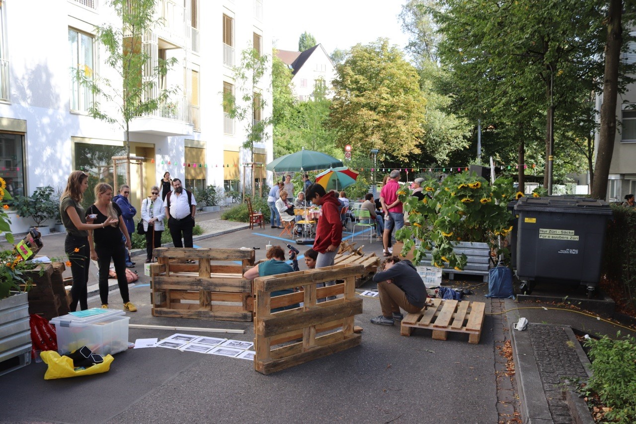 Eine der Massnahmen im Zürcher Projekt – ein Strassenfest in der Siedlung Tiefenbrunnen  